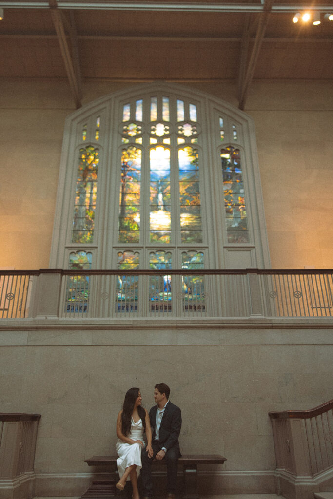 Couple sitting on a bench inside the Art Institute of Chicago