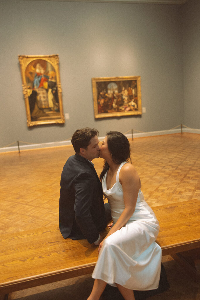 Couple kissing at the Art Institute of Chicago