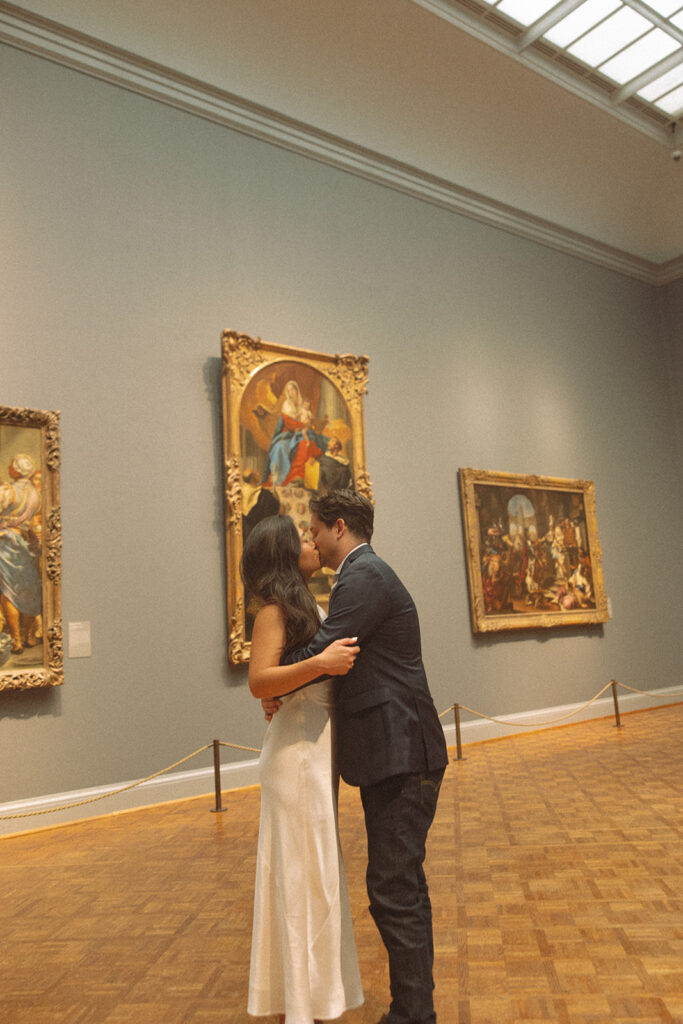 Couple kissing in the Art Institute of Chicago