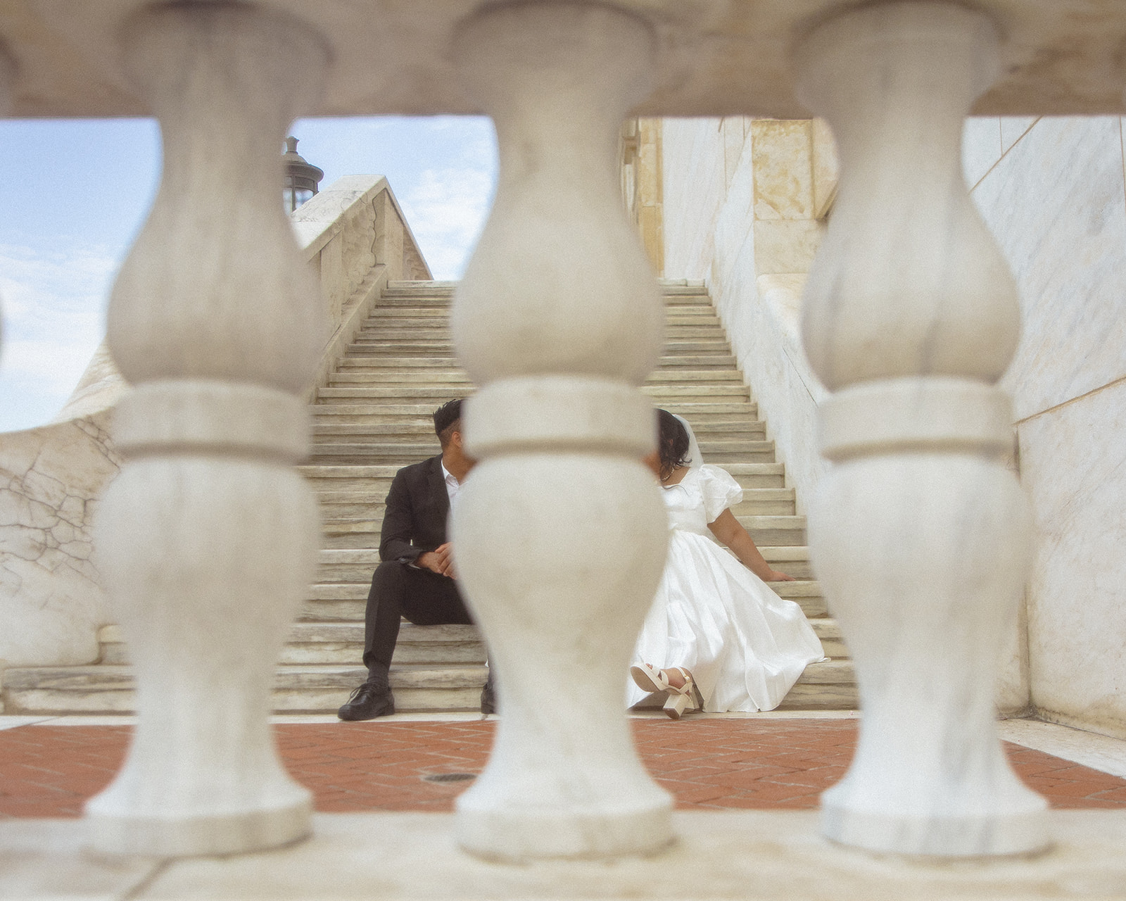 Couple sitting on stairs outside of The Detroit Institute of Arts.