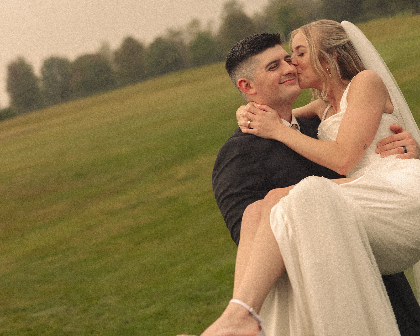 Rainy outdoor greater Detroit wedding portraits at Fox Hill Golf Club
