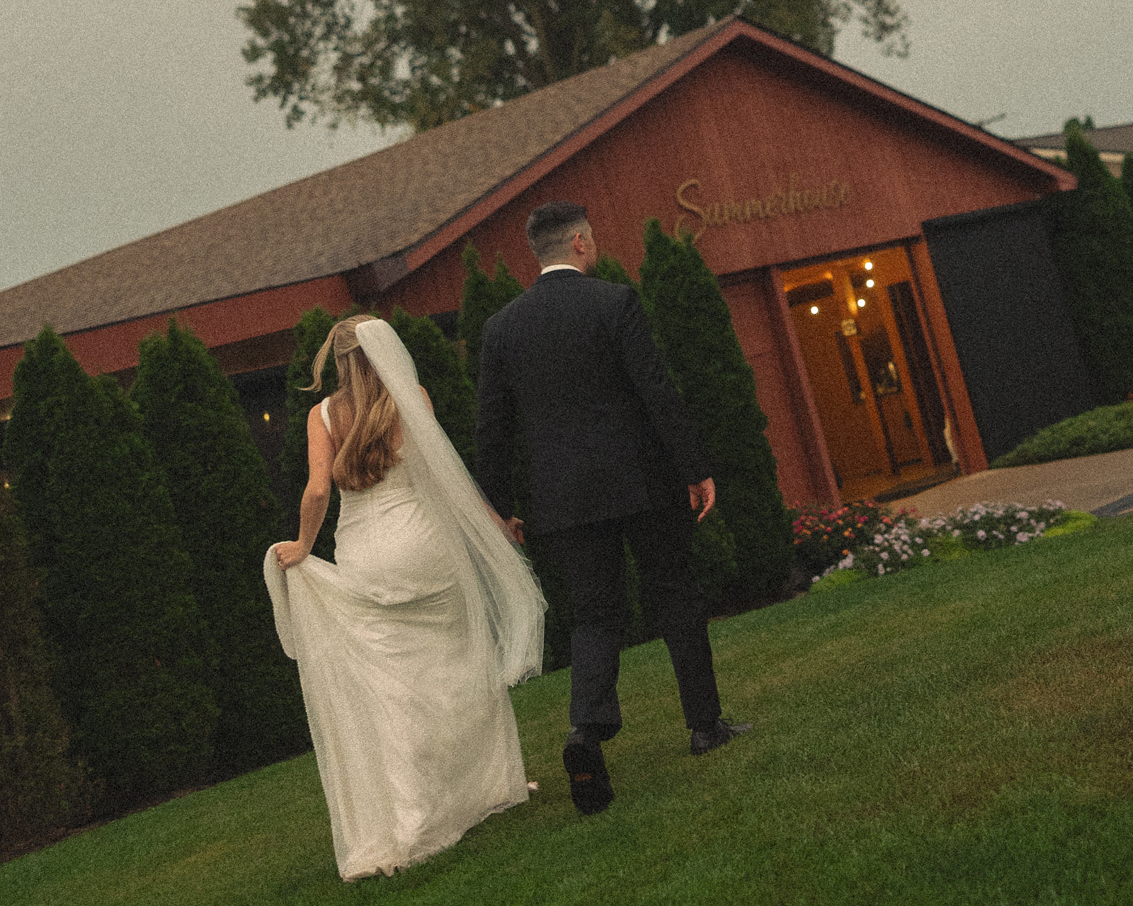 Outdoor golden hour wedding portraits in Detroit, Michigan