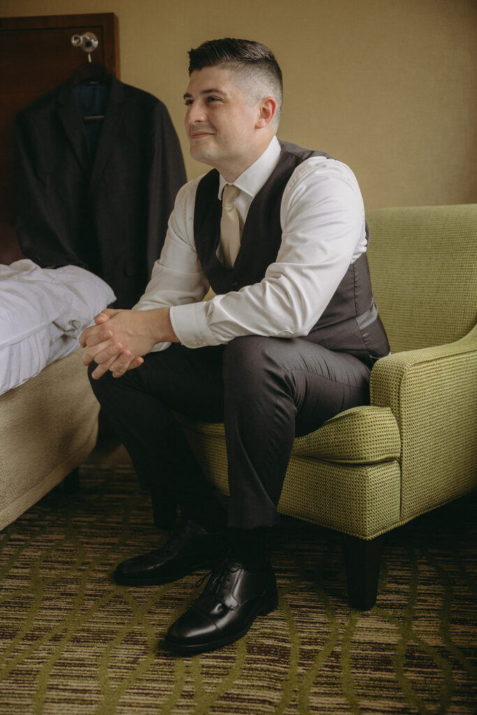 Indoor grooms portraits