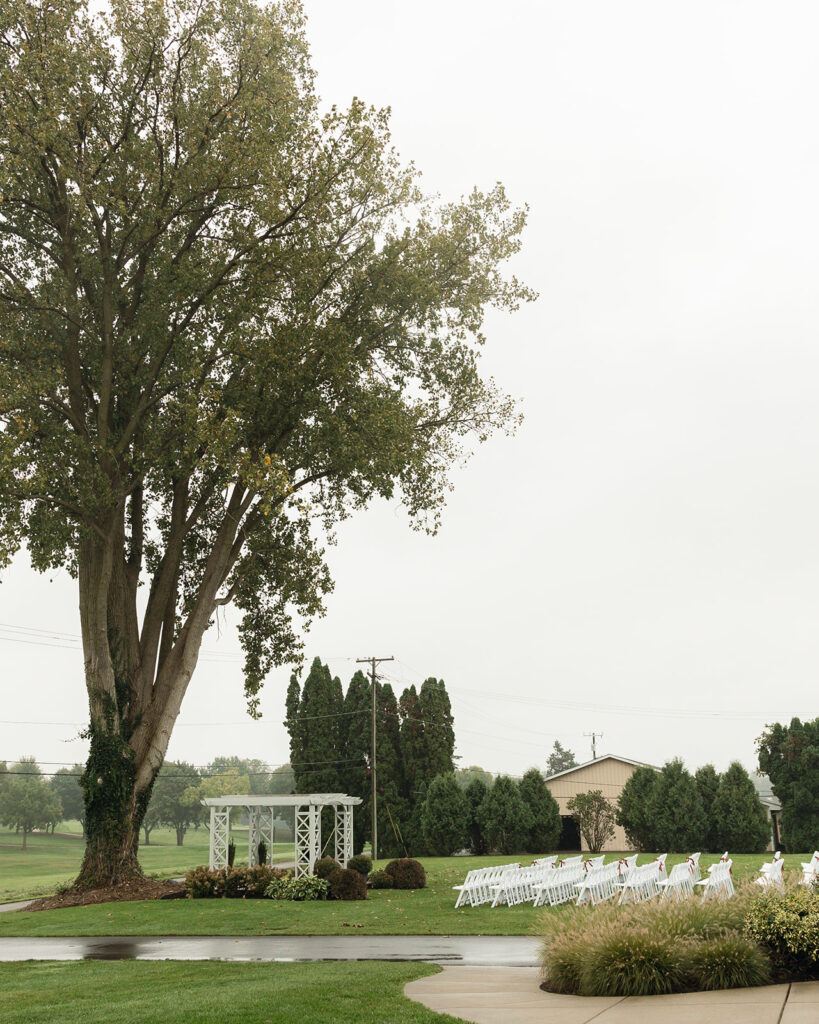 Outdoor Fox Hill Golf Club wedding ceremony in Greater Detroit